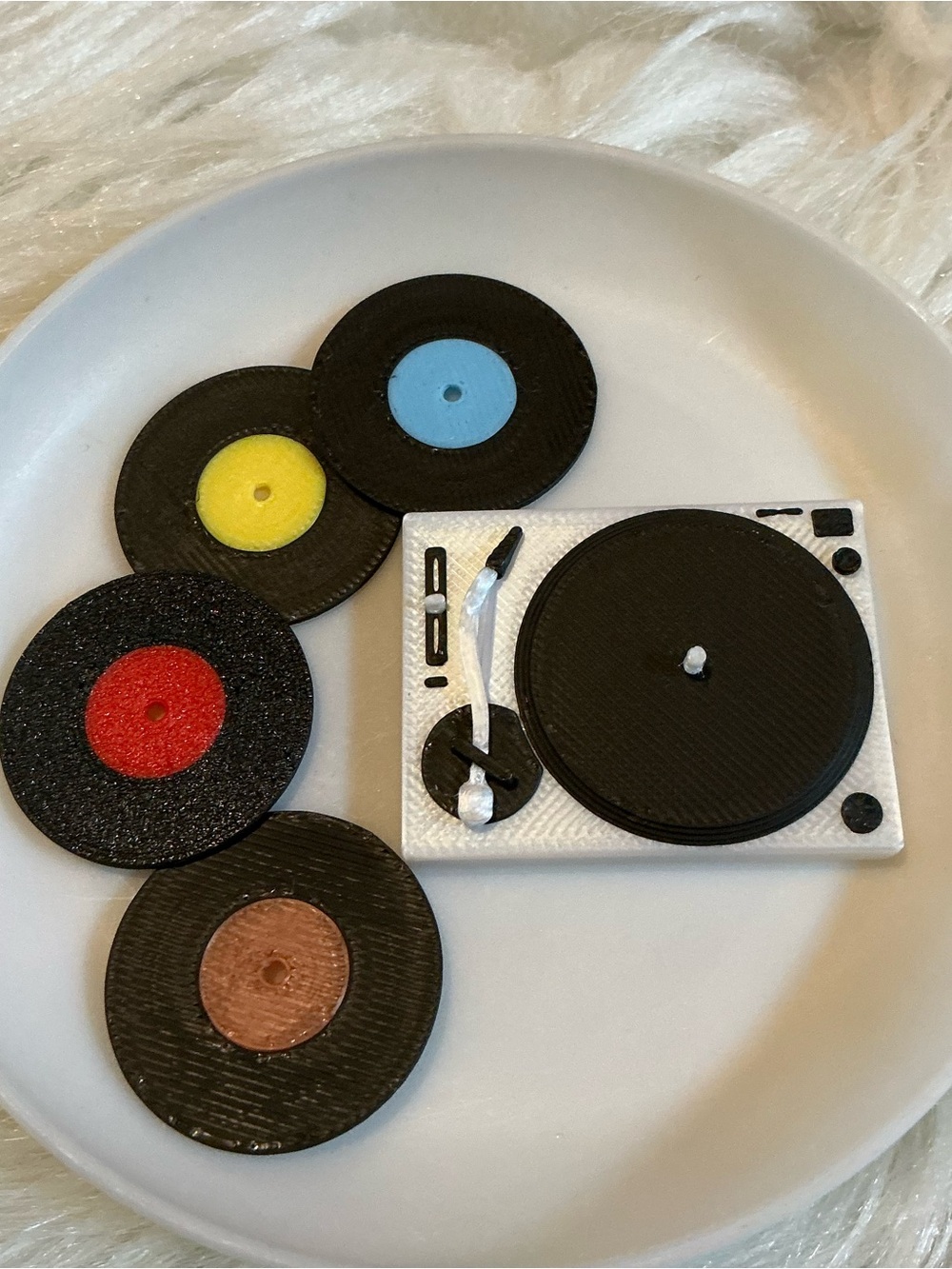 6pc Miniature vinyl record player and records dollhouse accessories